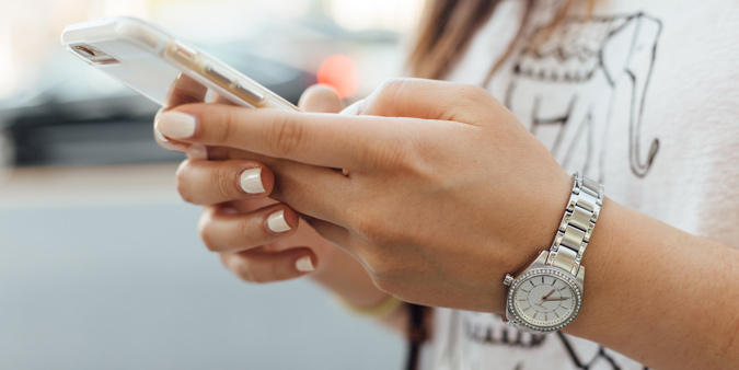 Frau spielt mit Ihrem Handy rum